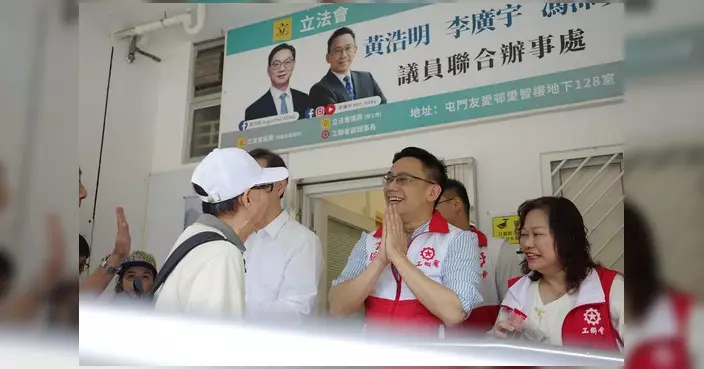 李廣宇聯同黃浩明落區派端午糭 與街坊提早慶佳節