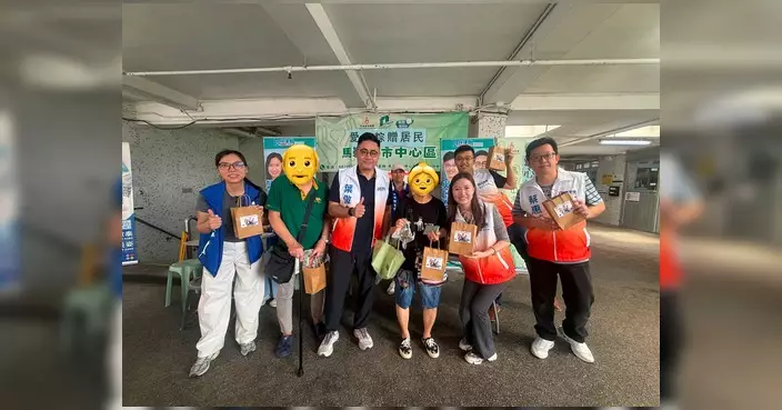 葉傲冬蔡惠誠龔美姿吳啟泰聯同關愛隊落區派粽 與街坊提早賀端午