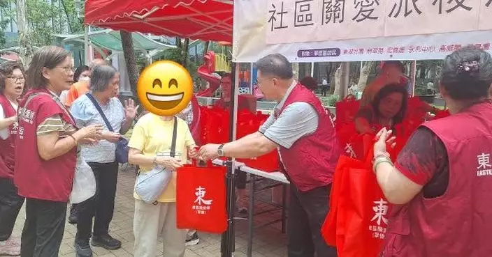 翠德關愛隊風雨無阻派粽 街坊雨中見溫情