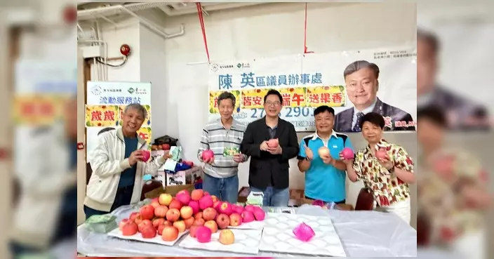 楊永杰聯同陳英向黃大仙長者送贈愛心粽