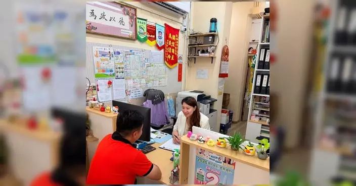 劉桂容團隊設流動服務站 雨天續與街坊會面跟進個案