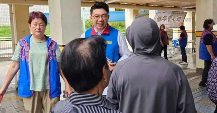 陳學鋒張偉楠田灣派發端午愛心糭 與街坊提早慶祝佳節