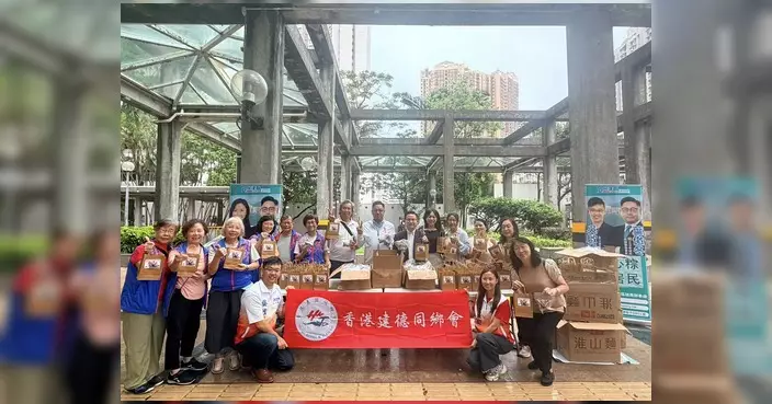 葉傲冬聯同關愛隊頌安商場派發愛心粽 傳遞端午溫暖