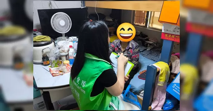 北區上水鄉郊關愛隊冒雨探訪坑頭村長者