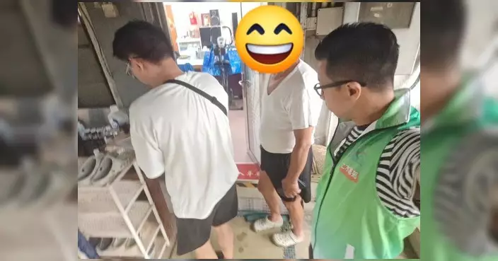 侯漢碩率義工隊為上水鄉郊住戶量度尺寸 安裝可拆式擋水板應對雨季