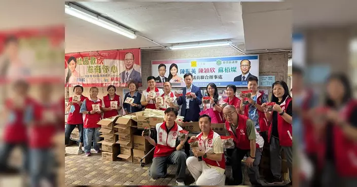 陳穎欣聯同議員團隊青衣派端午愛心粽 祝願街坊平安順遂