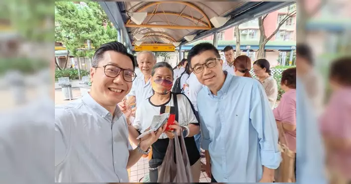張培剛派發愛心粽 祝願街坊端午安康