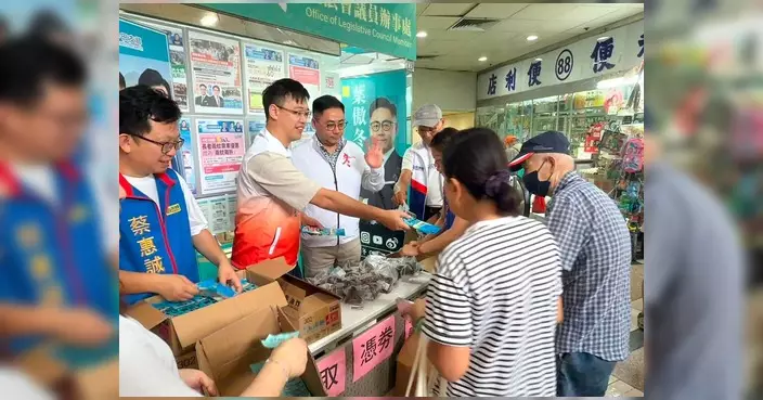 富寶花園端午派發愛心粽 葉傲冬與區議員齊送暖