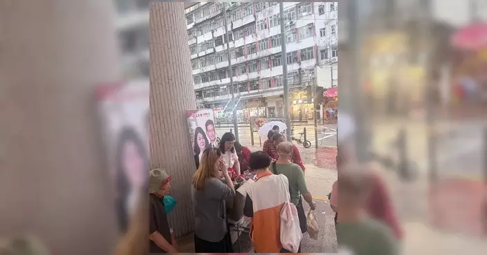 吳清清風雨不改鰂魚涌派愛心粽 街坊開心領取