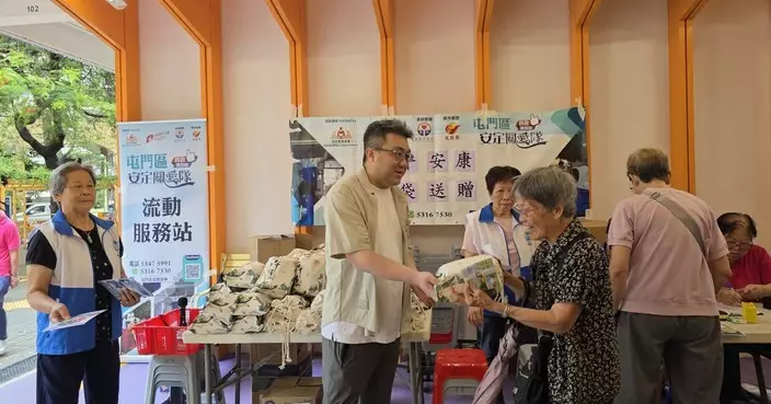 馮沛賢協助安定關愛隊派發端午節福袋 與街坊共迎佳節