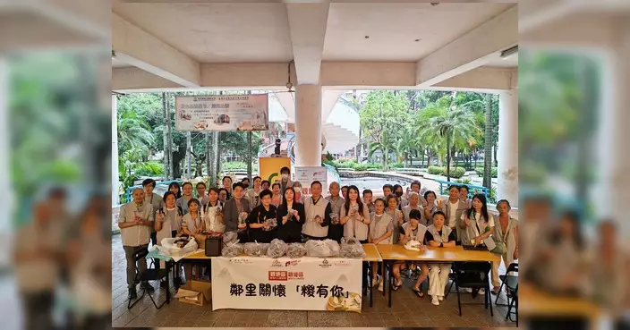 柯創盛聯同關愛隊翠屏邨派發愛心糉 為長者送上端午祝福