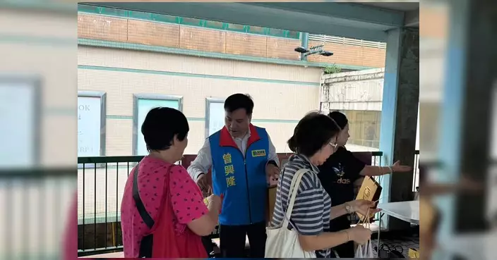 北區區議員曾興隆日前在區內向街坊派發愛心粽，迎接端午佳節。