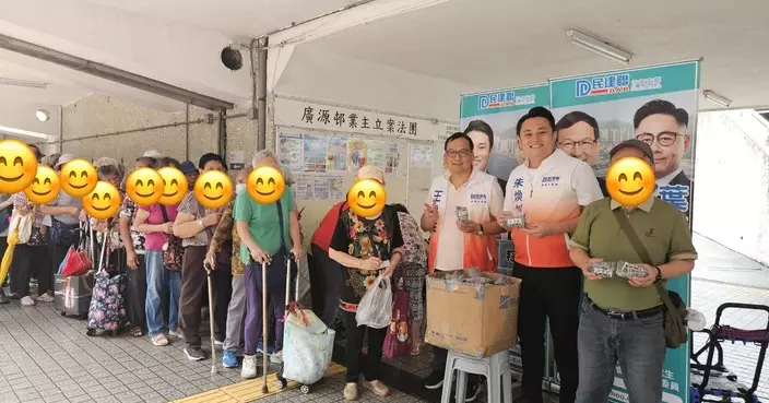 廣源商場橋底派發愛心粽 朱煥釗與義工為街坊送端午祝福