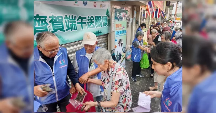 龍城關愛隊打鼓嶺道辦「齊賀端午送關懷」 派粽設攤位與長者共度佳節