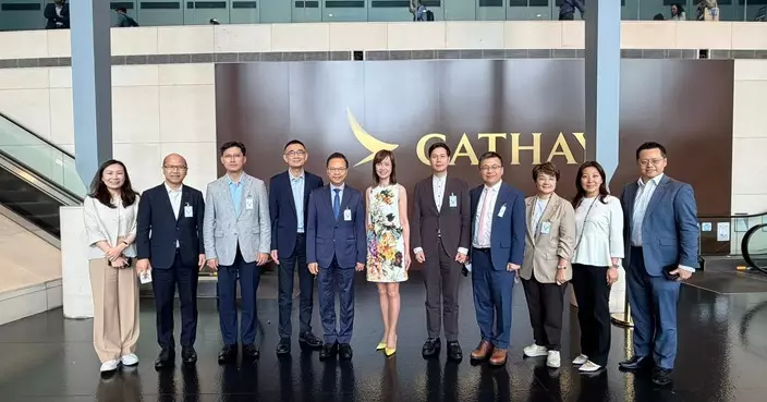 吳傑莊參觀國泰城 體驗模擬駕駛及航空安全訓練