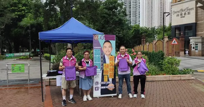黃頴灝於栢慧豪園設雙節街站 實用毛巾禮品全數派發