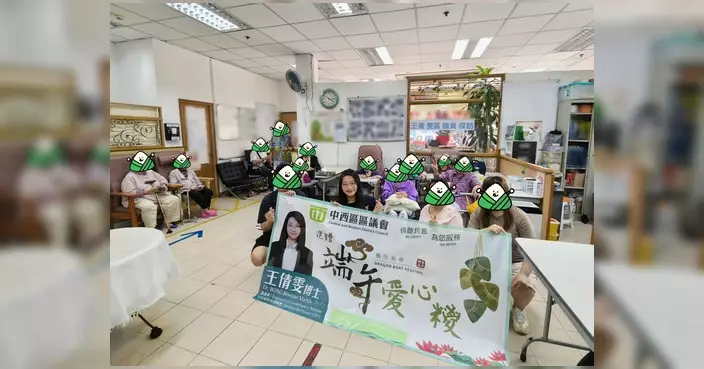 王倩雯聯同青年義工端午節前夕到護老中心送愛心糭