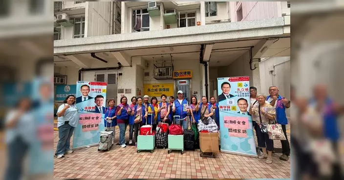 陳學鋒朱立威張偉楠聯同石排灣婦女會端午節探訪區內長者