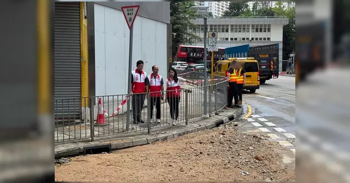 青衣長環街中午爆水管 陳穎欣團隊到場跟進