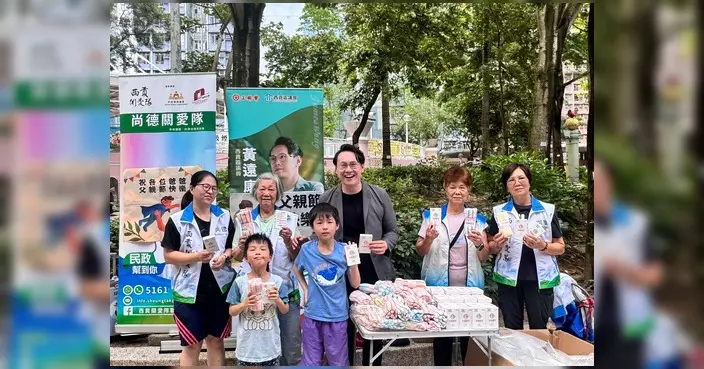 父親節前夕派愛心茶包 黃遠康明續於將軍澳站派禮物
