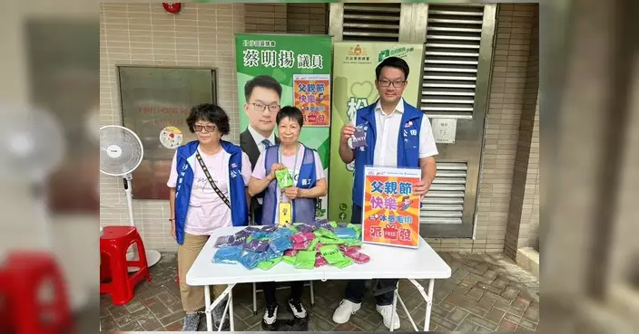父親節送暖 沙田關愛隊美田邨設街站派禮物