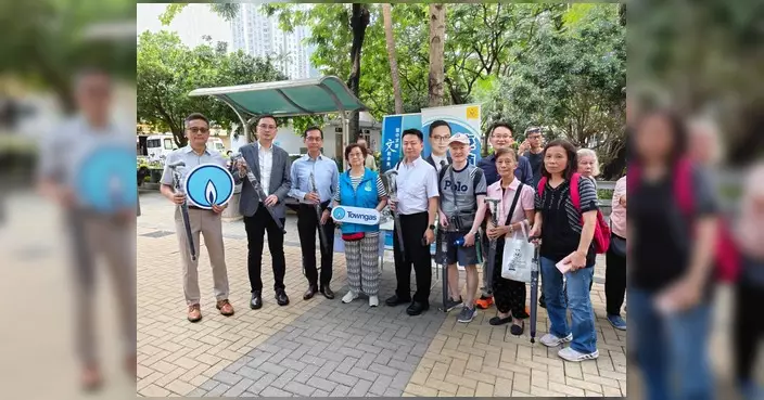 李鎮強聯同李家駒趙志輝 柴灣派發愛心杖傘