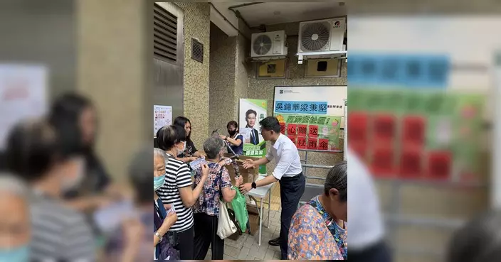 吳錦華議員落區派手杖雨傘及端午糭 與前稅務局長交流社區服務