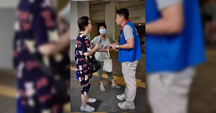 李文傑設富蝶邨黃昏諮詢站收集社區意見