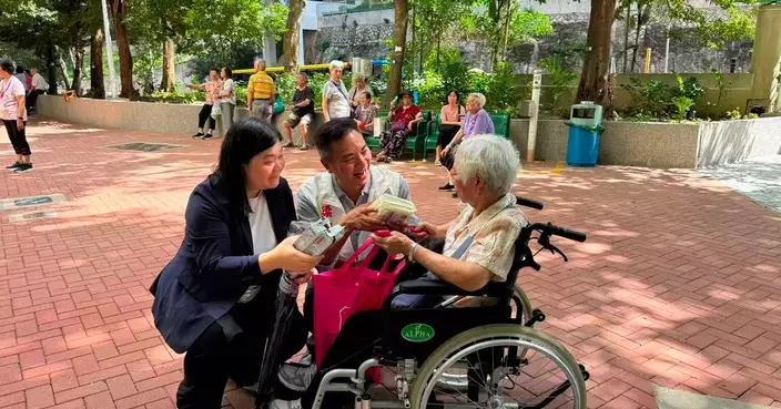 吳清清出席興東邨慶回歸禮包派發 與街坊分享喜悅