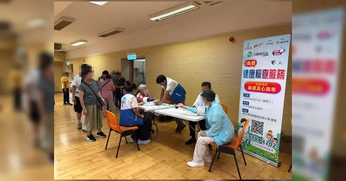 景峰關愛隊辦免費健康檢查 為居民量血壓測心跳