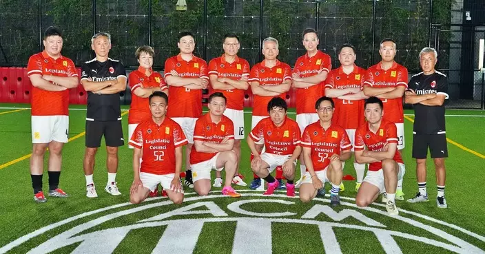 邱達根率立法會足球隊啟德AC米蘭學院練波
