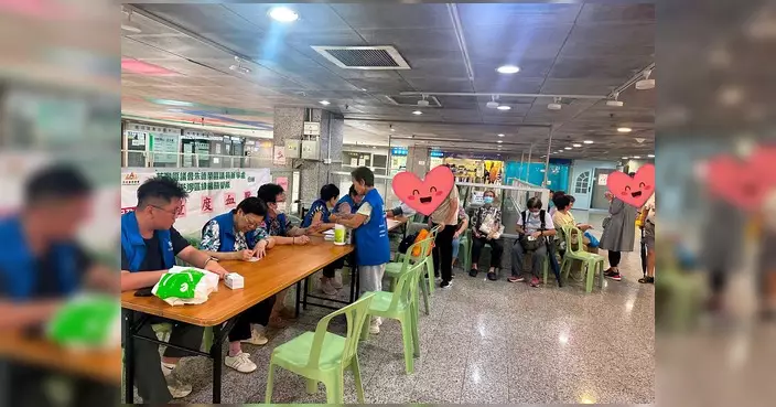 朱德榮聯同綠楊關愛隊提供免費血壓血糖測量服務