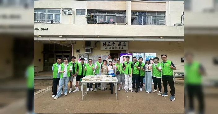 黃雨程聯同林玉珍及泰山功德會 鴨脷洲邨派贈愛心飯盒