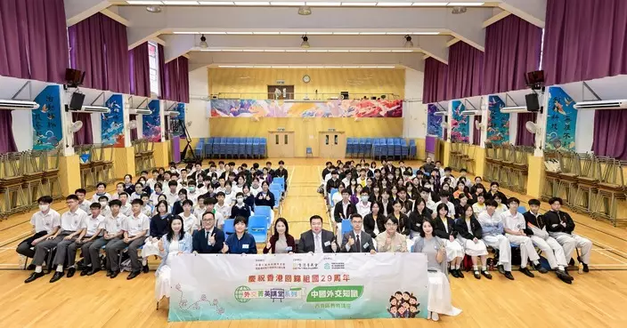 李嘉欣以校友及區議員身份返母校 邀外交部駐港公署官員主講中國外交知識