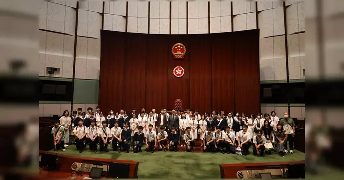 李貞儀與梁子穎接待潮州會館中學師生參觀立法會