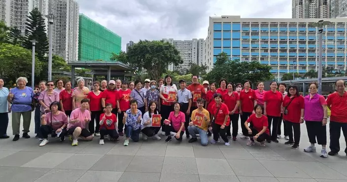 吳清清現身愛秩序灣公園太極班聯歡 送小禮物感謝街坊