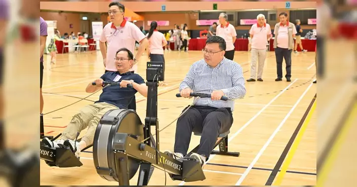 陳學鋒趕場出席中西區慶回歸嘉年華 划艇機攤位最受歡迎