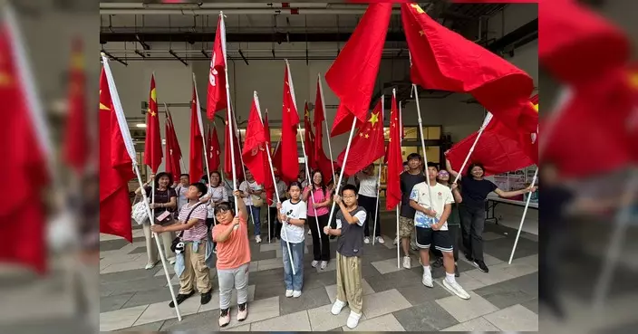 覃碧華率義工團隊掛旗賀回歸29周年