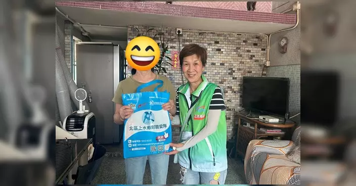 北區上水鄉郊關愛隊河上鄉探訪 助獨居長者填選民登記表