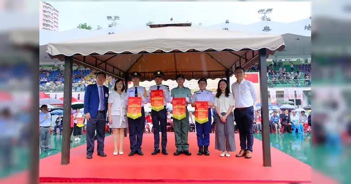 陳恒鑌出席荃灣回歸升旗禮 讚揚學生風雨下堅守崗位