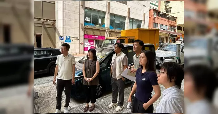 劉婉燕聯同運輸署視察區內路牌 倡優化指示提升道路安全
