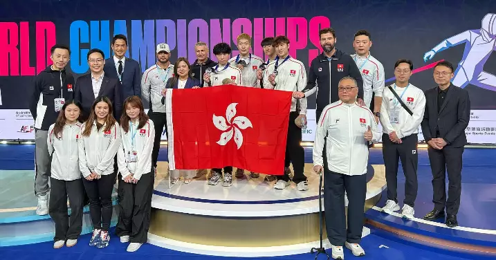 羅淑佩入場睇男子花劍團體賽 見証港隊奪銀再創佳績