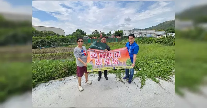元朗十八鄉西關愛隊派防汛袋及降溫風扇助街坊應對極端天氣
