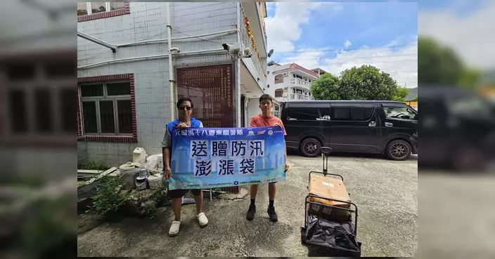 元朗十八鄉東關愛隊派防汛袋及降溫風扇助街坊應對極端天氣