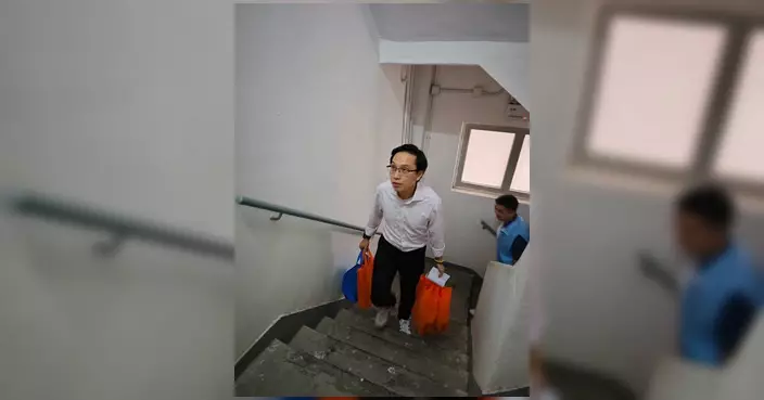 穆家駿接街坊求助 聯同關愛隊探訪怡華大廈故障電梯住戶