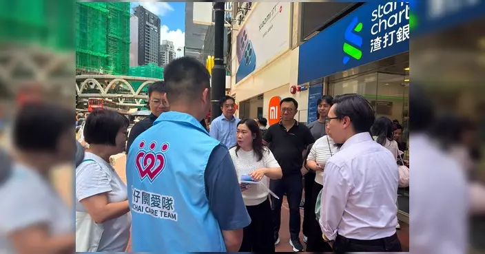 銅鑼灣關愛隊探訪電梯故障大廈 為長者及行動不便住戶送物資