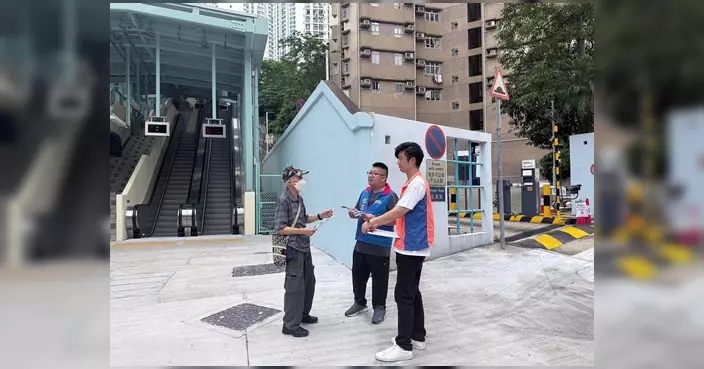 伍志華等葵青區議員視察新行人通道系統 收集居民意見