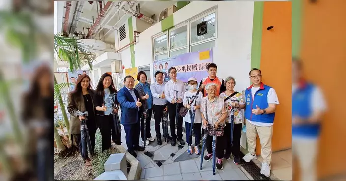 越毅強聯同恆基煤氣代表 向瓊富區長者派發愛心傘杖