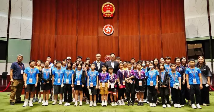 邱達根帶領元朗少年警訊參觀立法會 講解議會運作