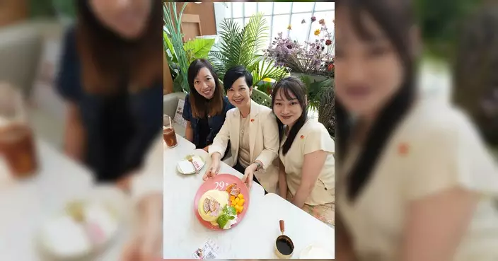 何永賢七一訪「大本型」 嚐特飲撐青年創業家